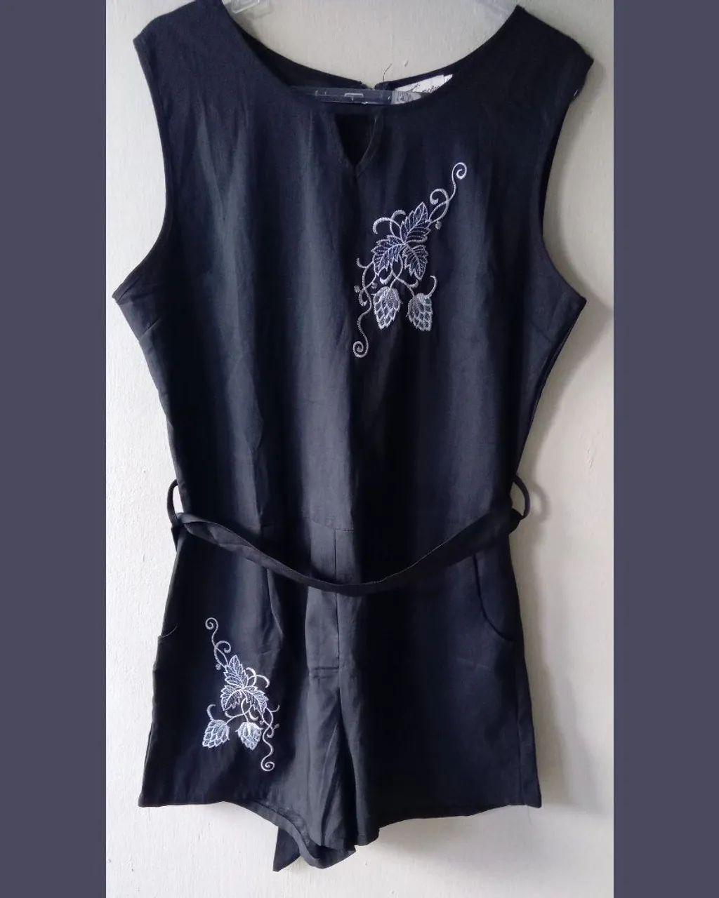 Macacão preto com bordado floral - Foto 3
