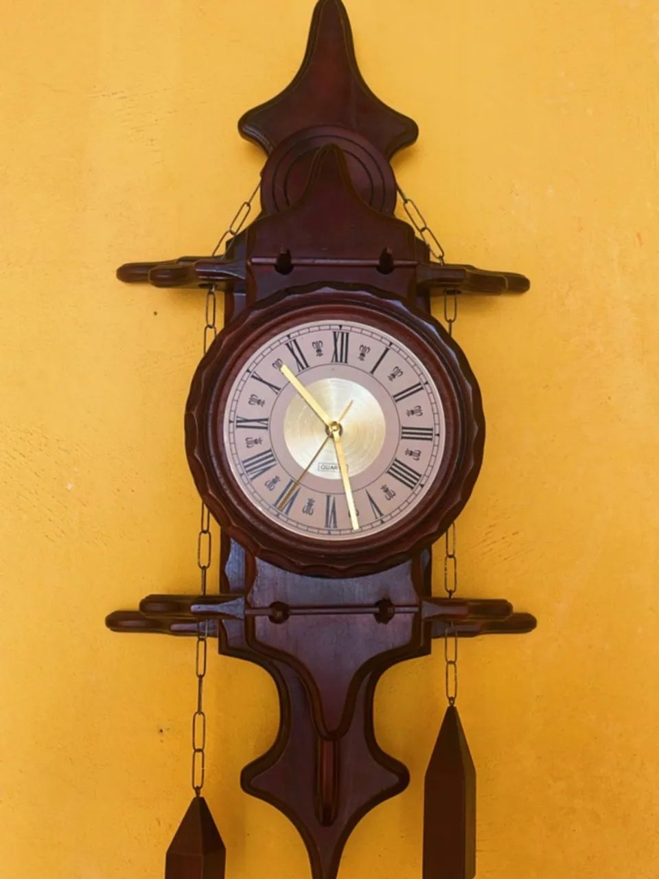 Lindo relógio de parede em madeira 