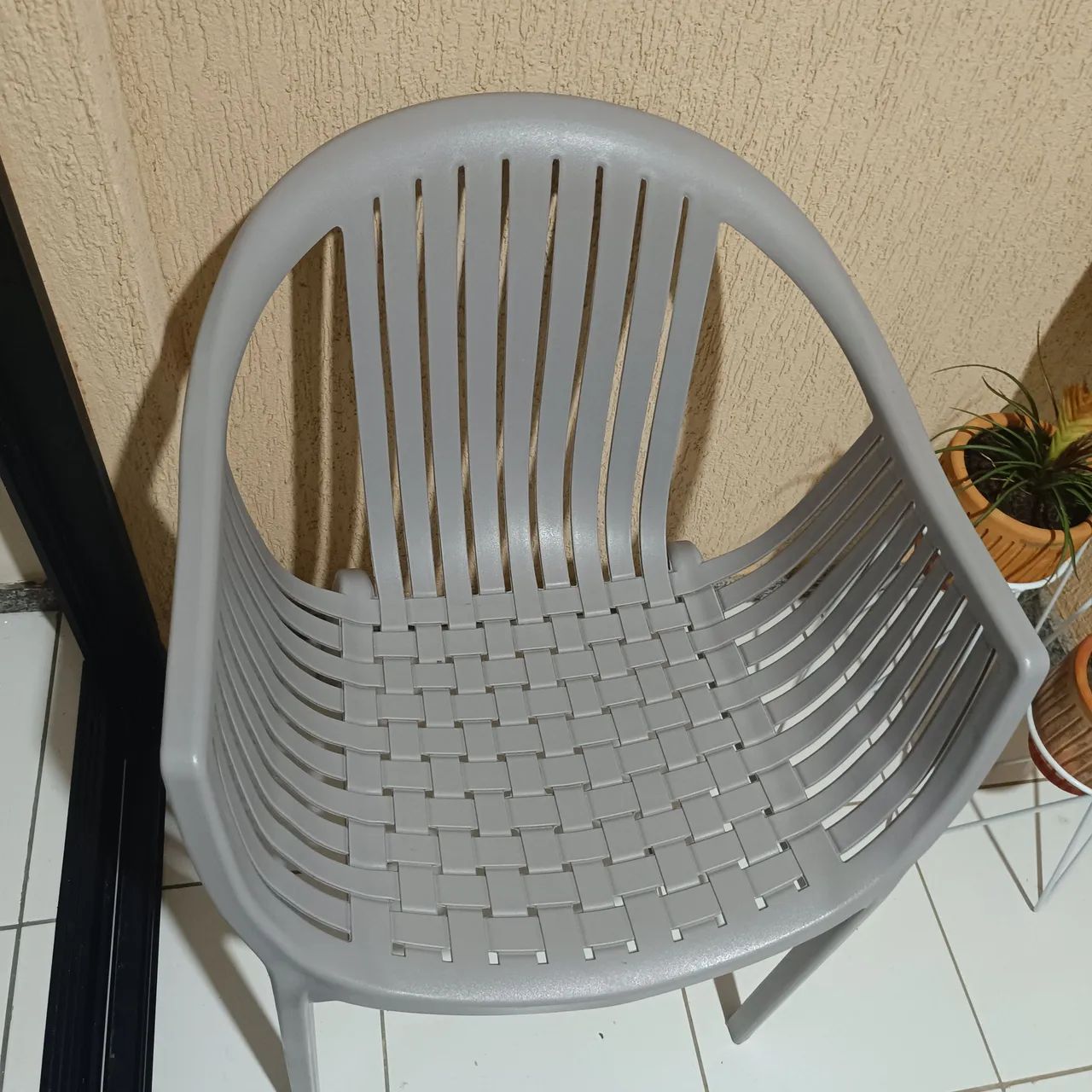 Cadeira de Plástico Cinza - Moderna e Resistente - Foto 2