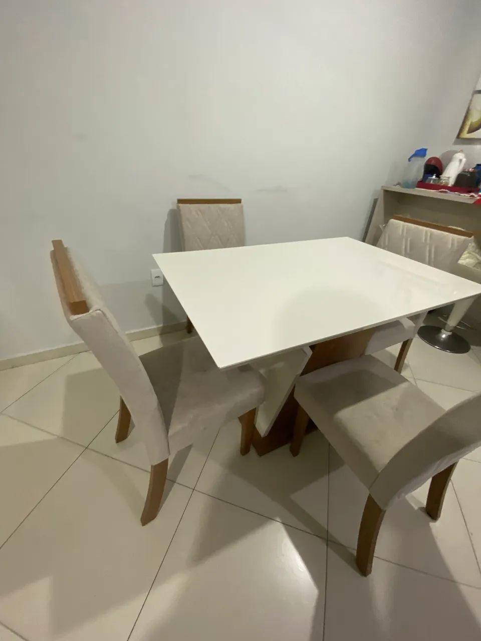Mesa com quatro cadeiras 64573991979522122