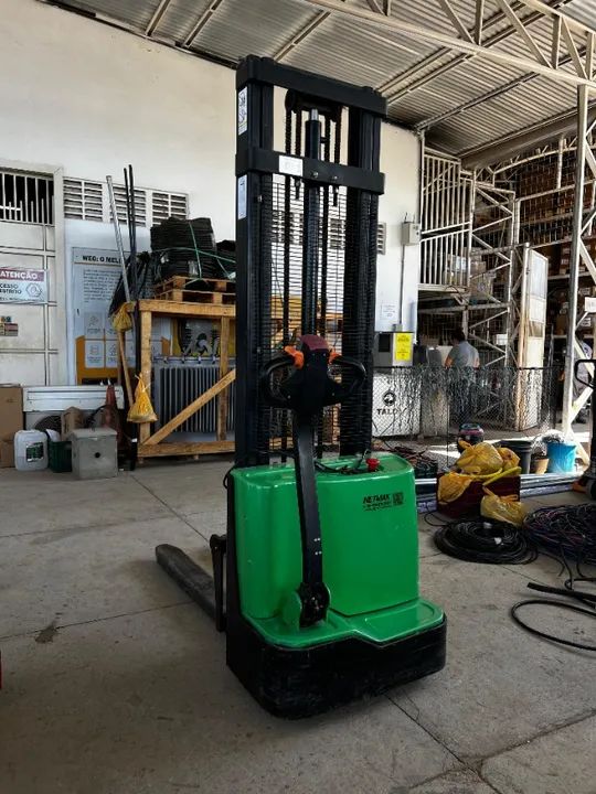 Empilhadeira patolada 1500 kg, 3,5 metros, baterias de lítio, semi-nova - Foto 4