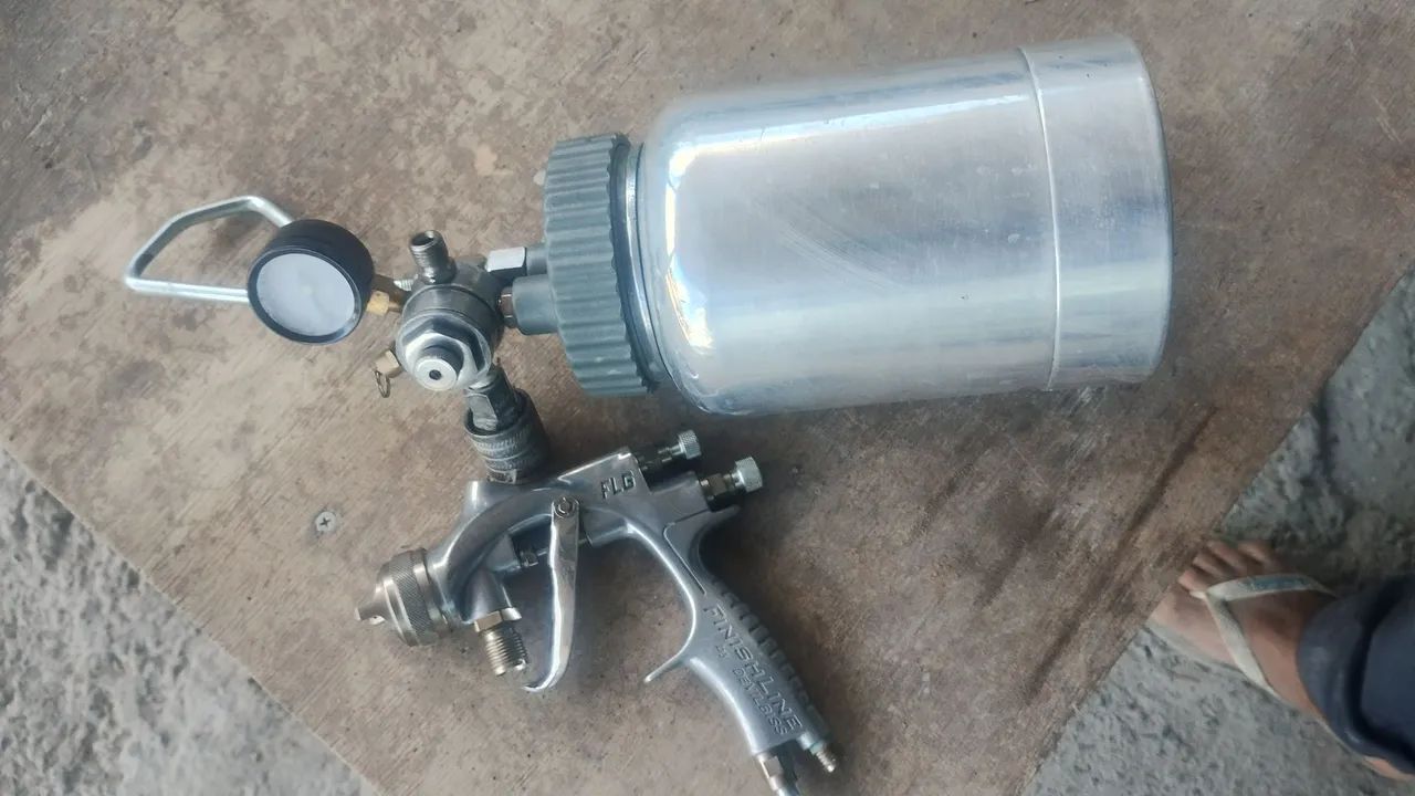 Paint spray gun with tank
