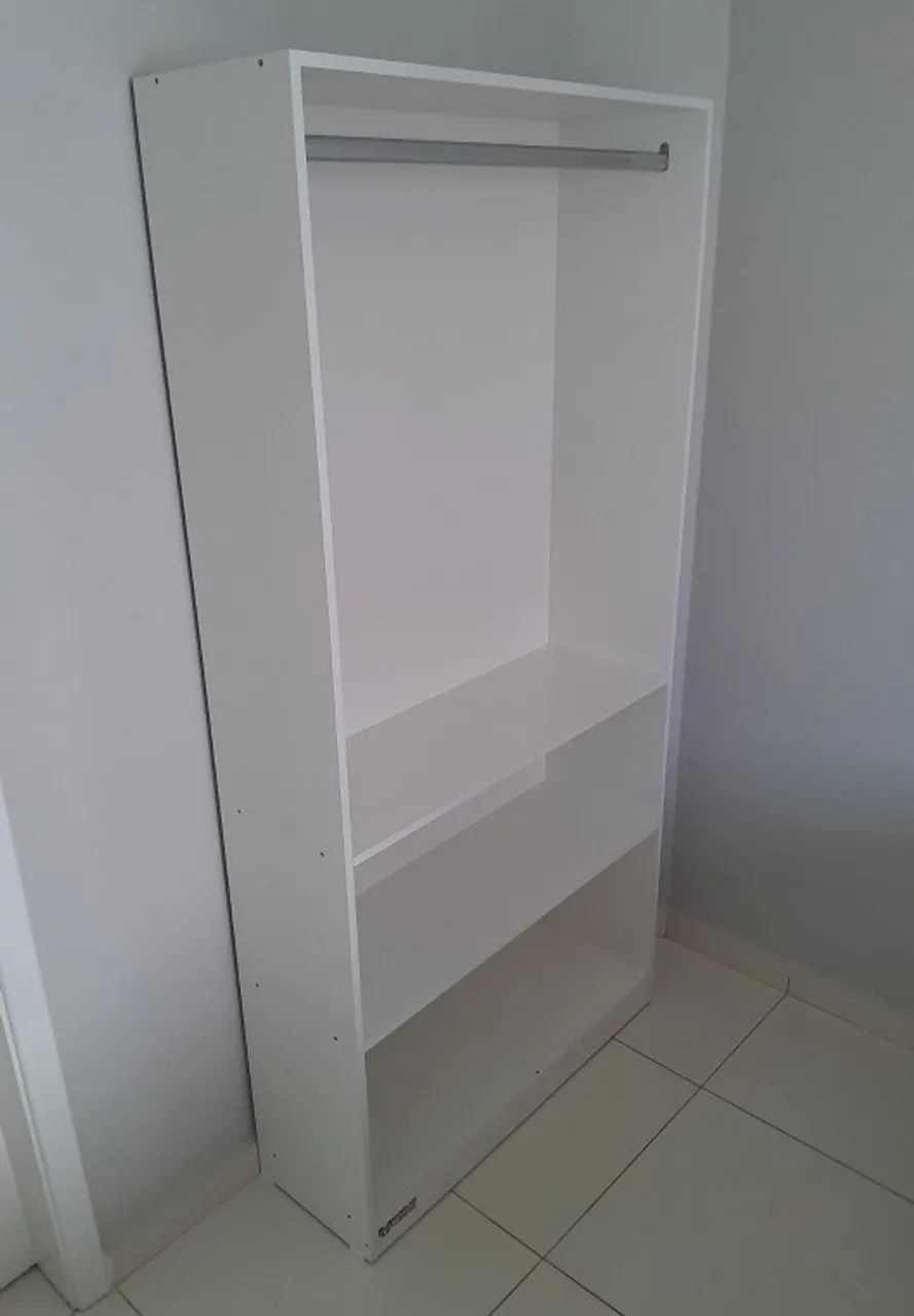 Estante cabideiro com prateleira