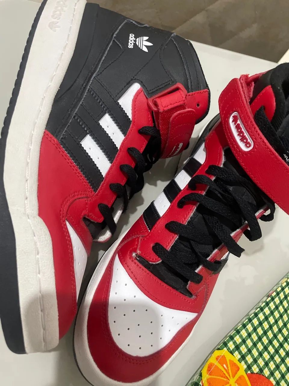 Tênis Adidas - Vermelho e Preto - Foto 2
