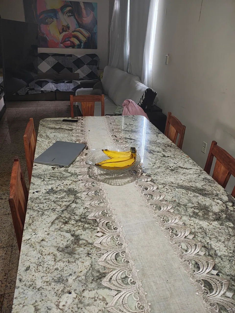 Mesa de jantar com tampo de granito e 6 cadeiras