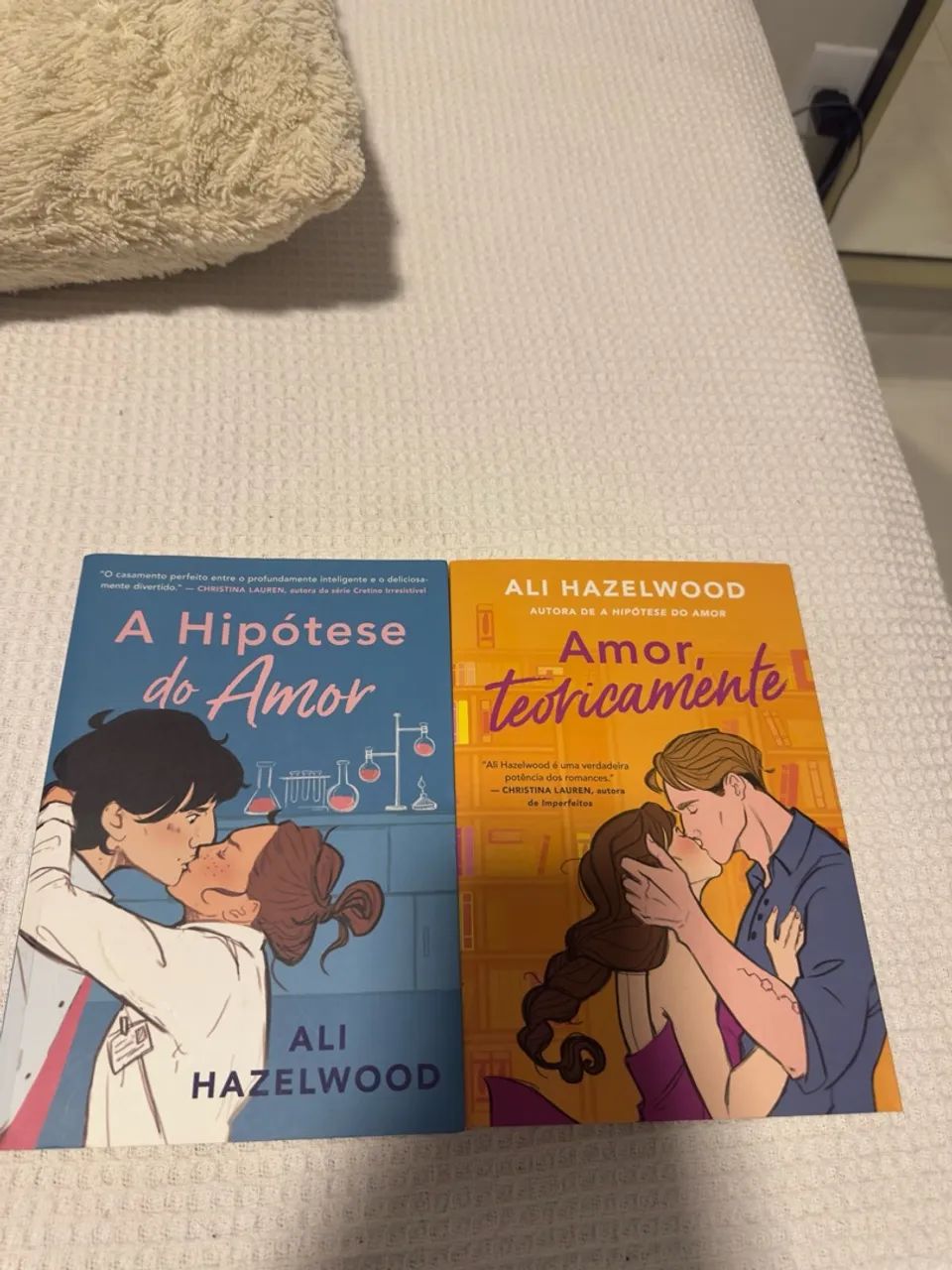 Livros ?A Hipótese do Amor? e ?Amor, Teoricamente? da autora Ali Hazelwood