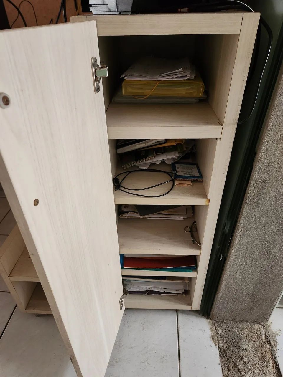 Armário de escritório com prateleiras