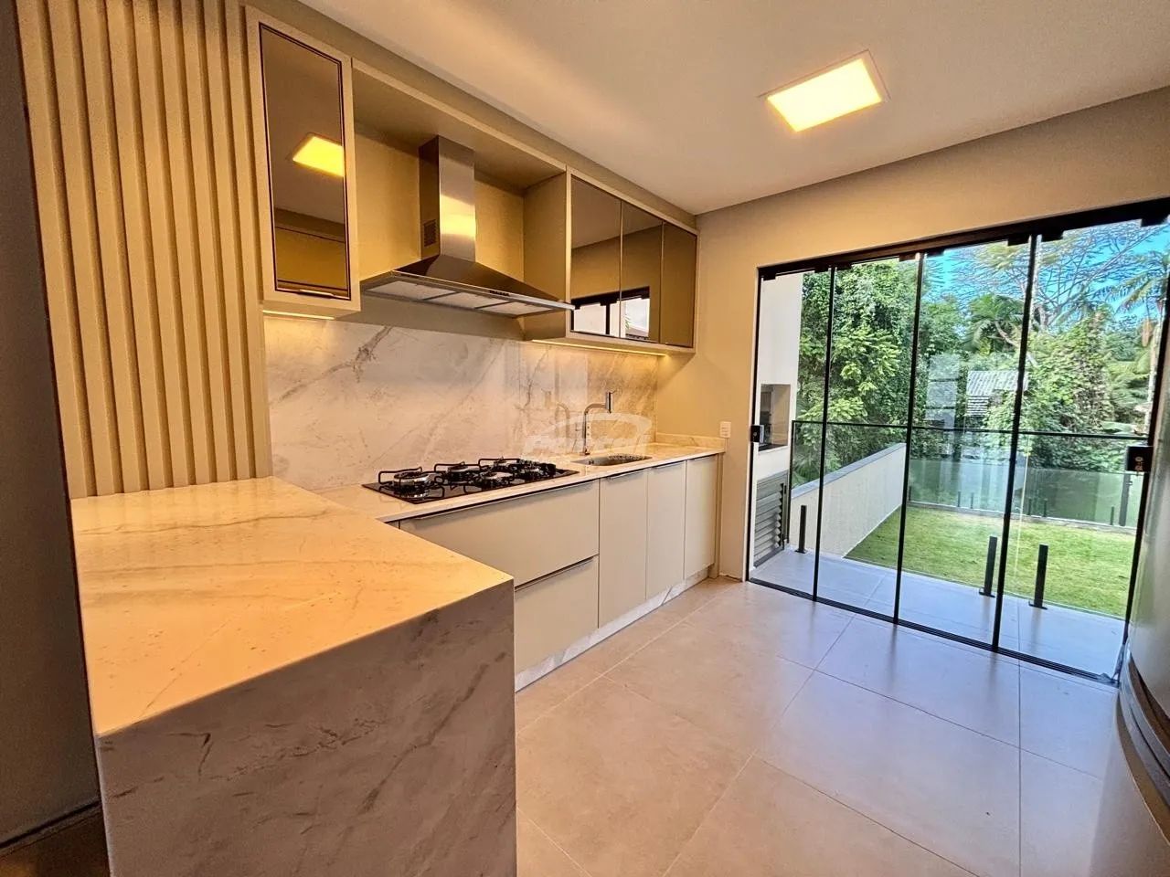 Excelente Sobrado SEMI-MOBILIADO, no Bairro Agua Verde em Blumenau! - Foto 2