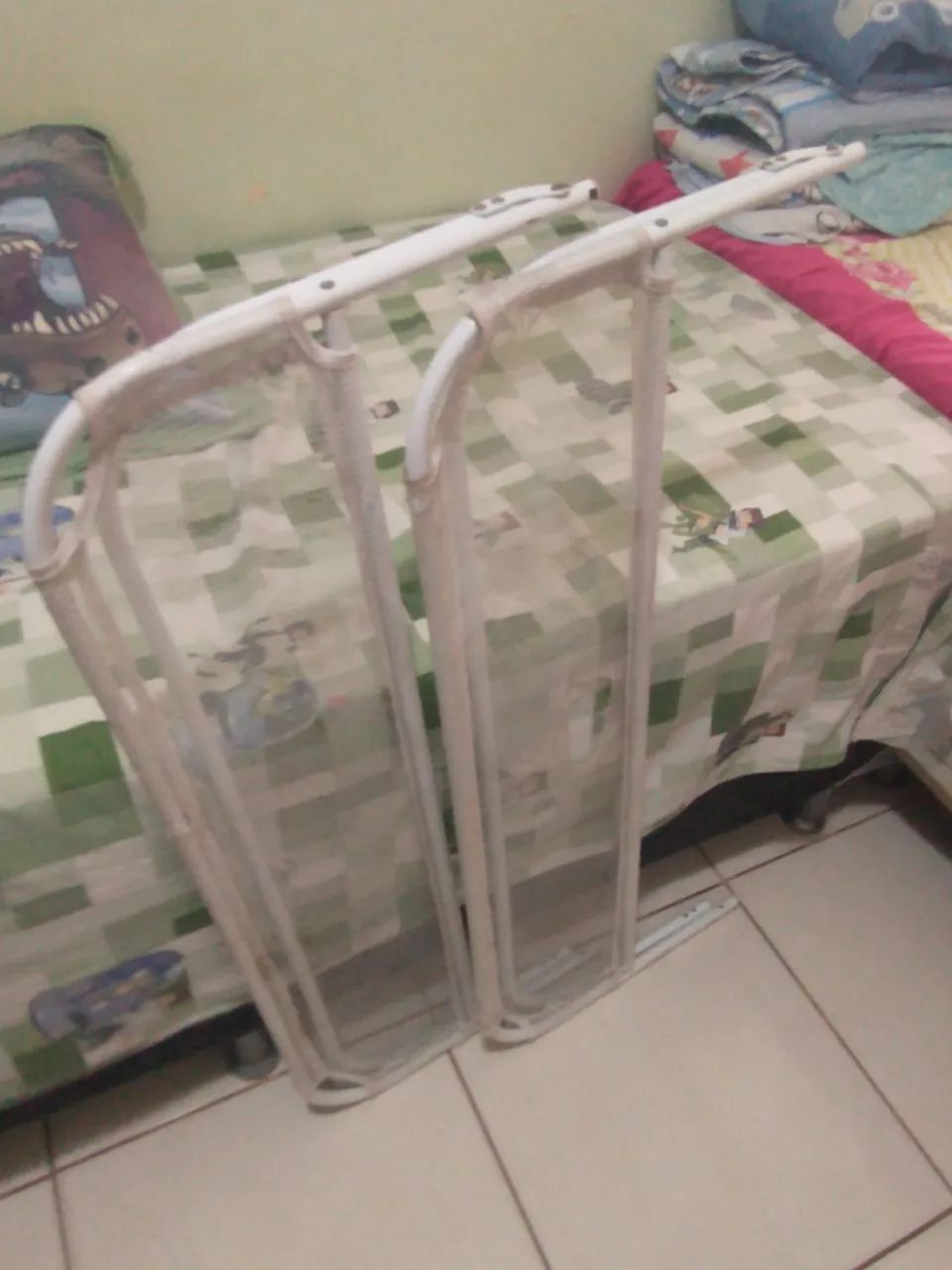 Protective guard rail for children's bed64330584318337123