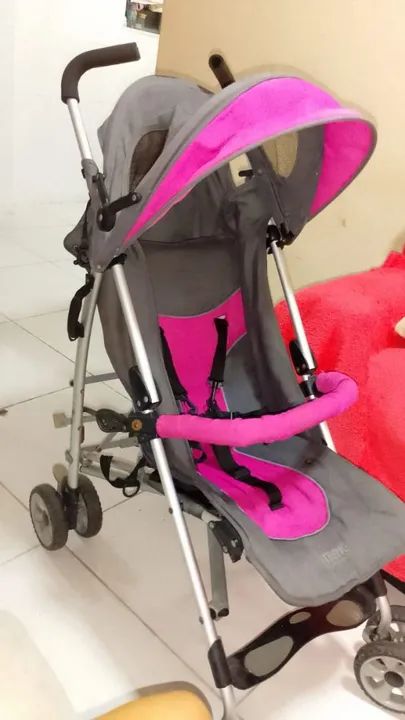 Carrinho de Bebê Dobrável - Rosa e Cinza - Foto 2