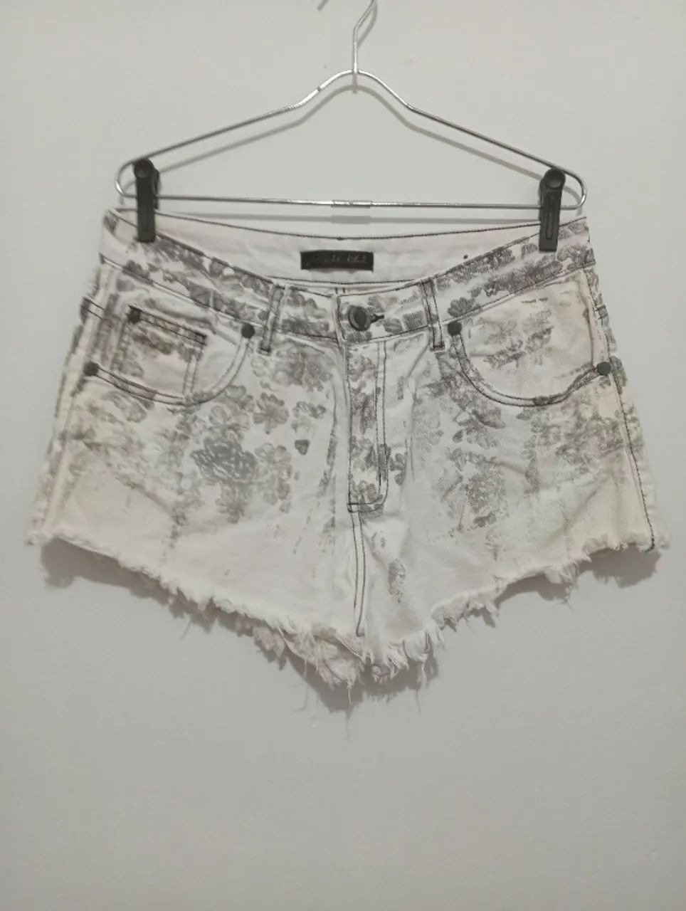 shortinho jeans estampado John John   