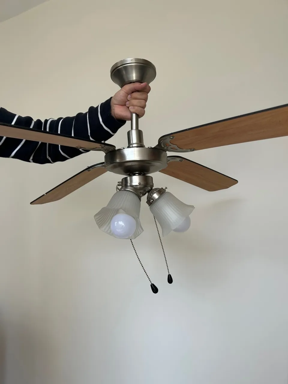Ventilador de Teto Clássico com Luminária