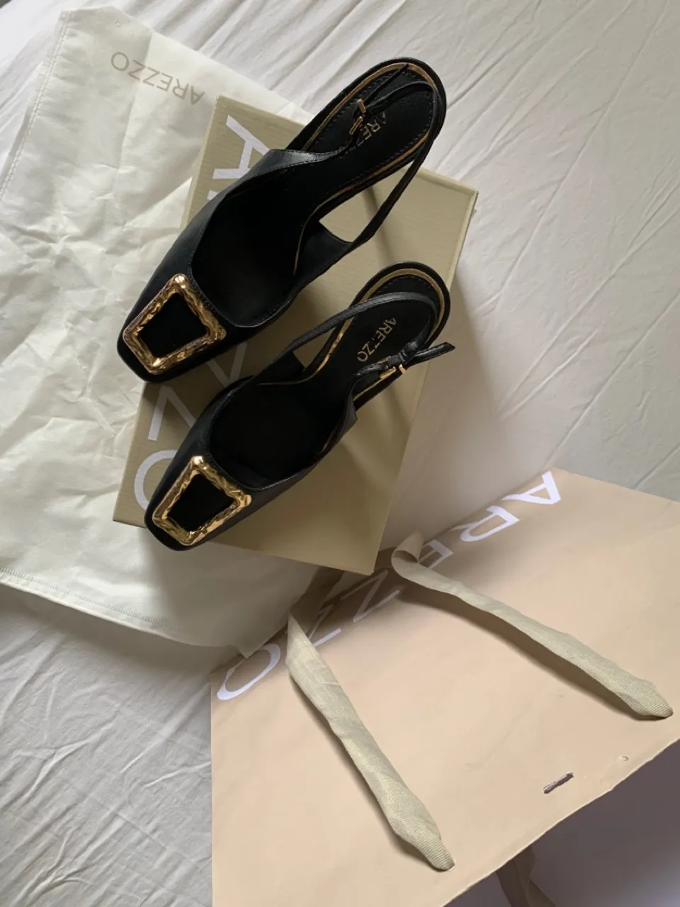 Sandália Arezzo Preta com Detalhe Dourado - Nova!