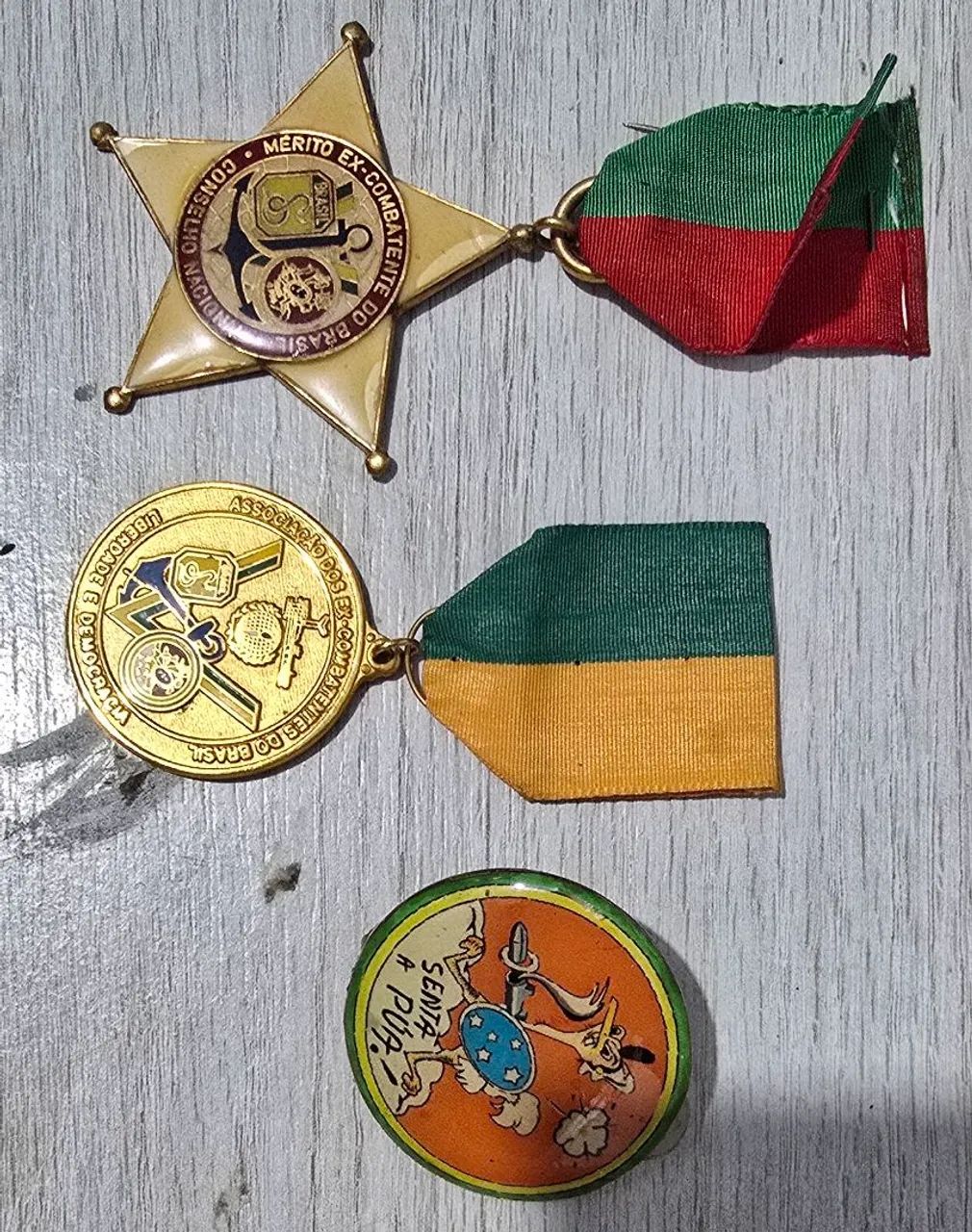 Conjunto medalhas e boton Senta a Pua