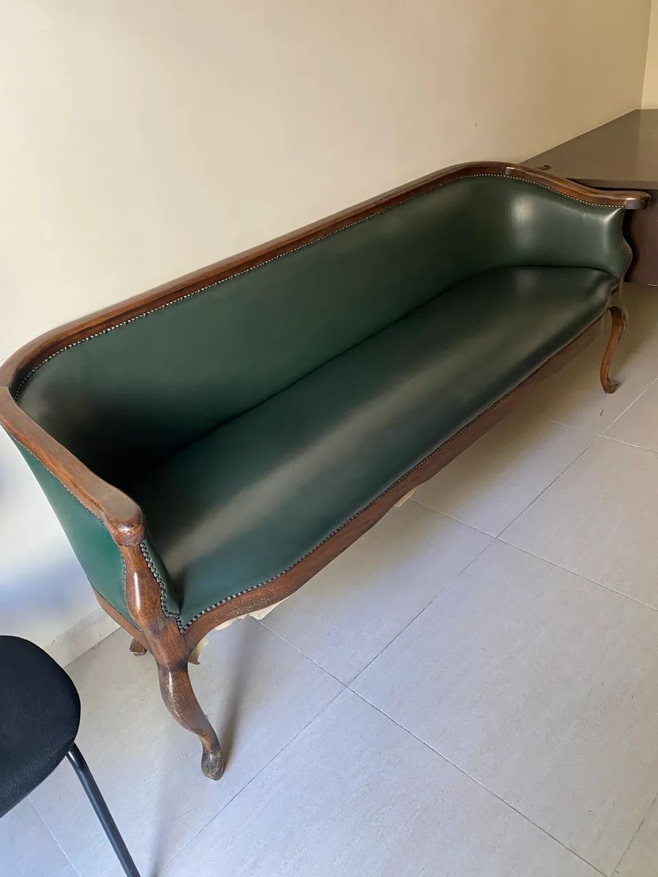 Conjunto 2 Sofás estilo Vitoriano revestido de couro verde. 