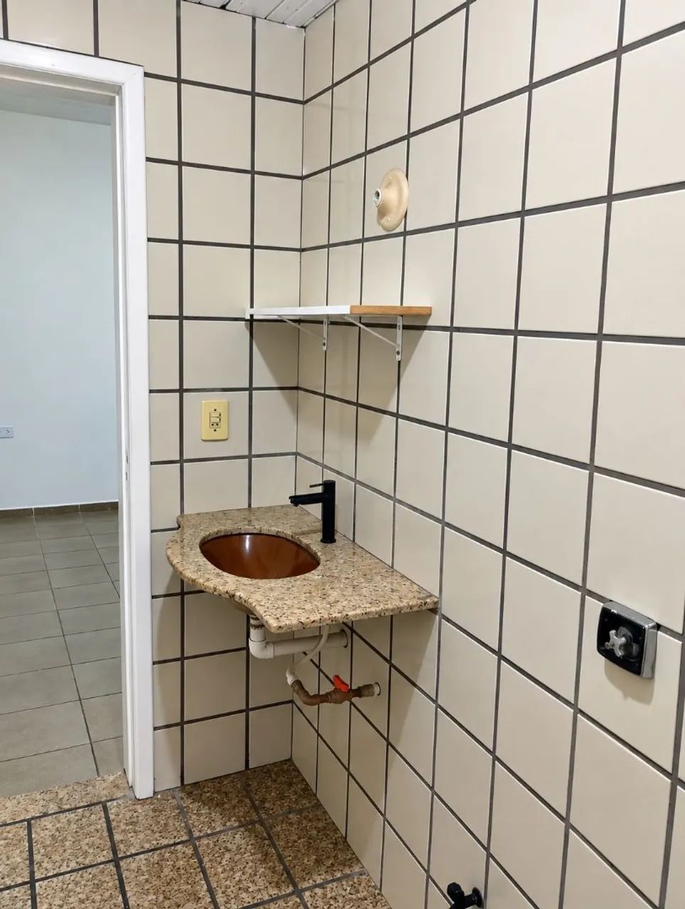 ALUGA-SE APTO DE 01 QUARTO AMPLO COM SUÍTE  - Foto 4