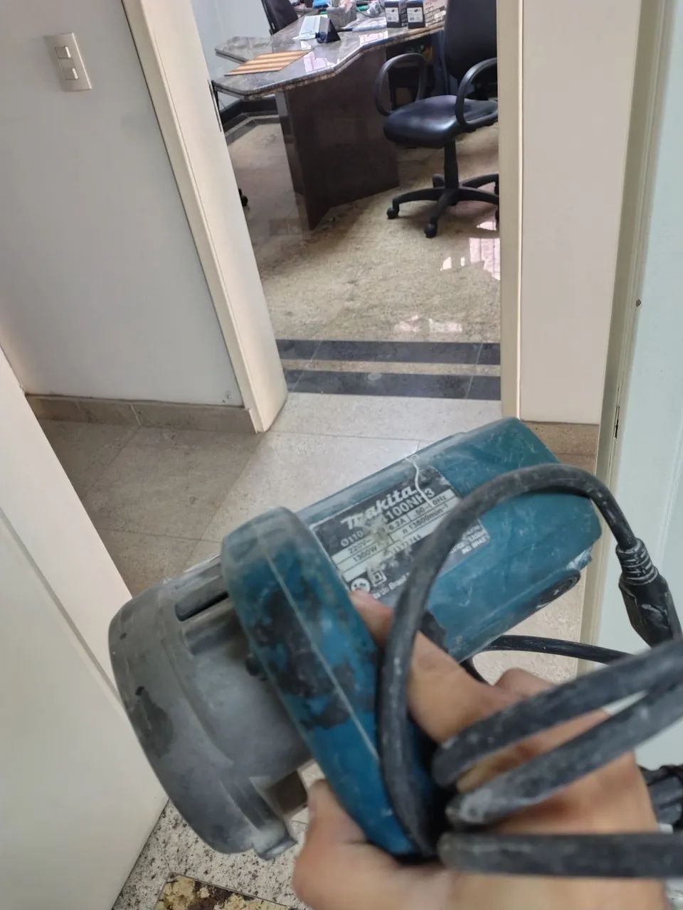 Serra Mármore Makita Nh3 1300w 220v com carvões novos originais e 2 discos - Foto 5