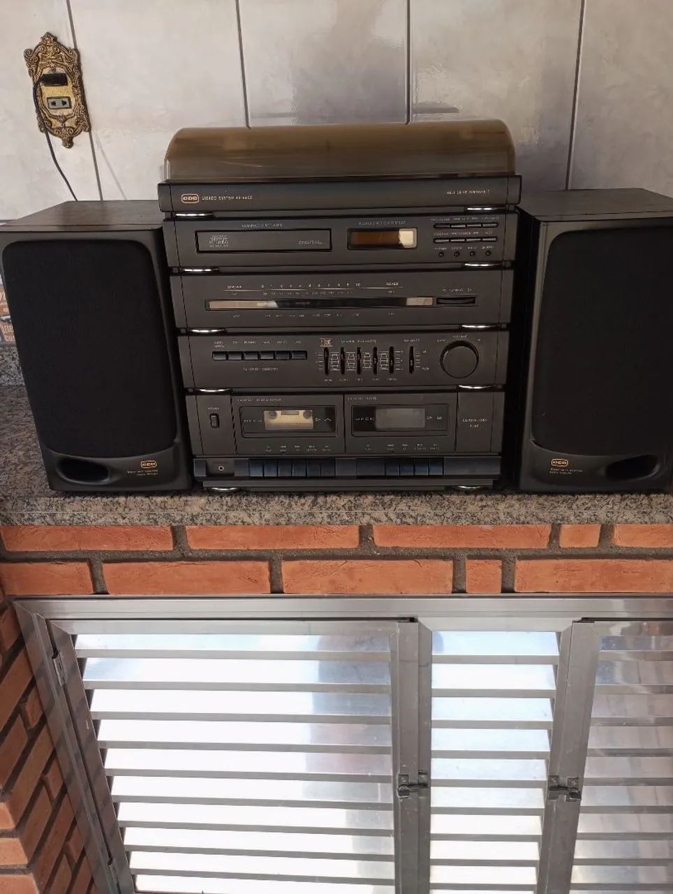 Toca discos impecável.