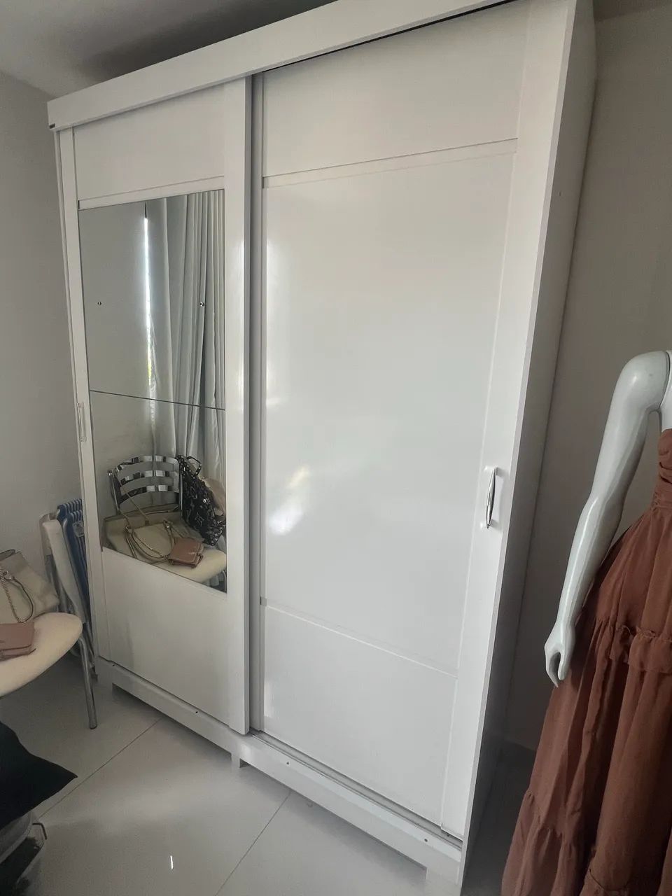 Guarda Roupas com Espelho Semi Novo - Foto 2