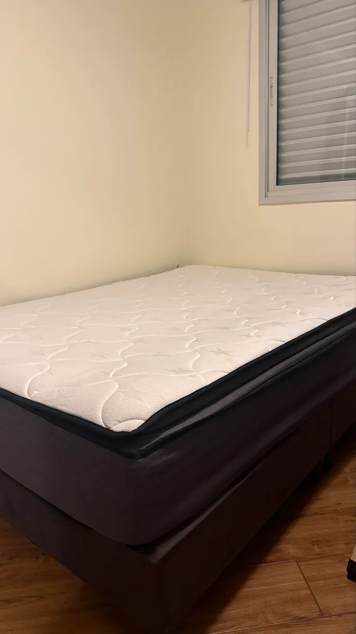Vendo uma cama box com colchão de molas.
