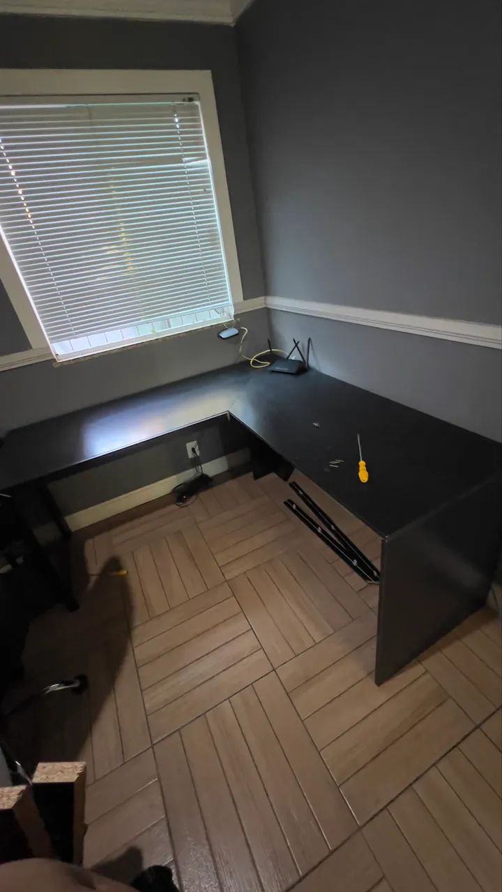 MESA DE ESCRITÓRIO ?L? preta