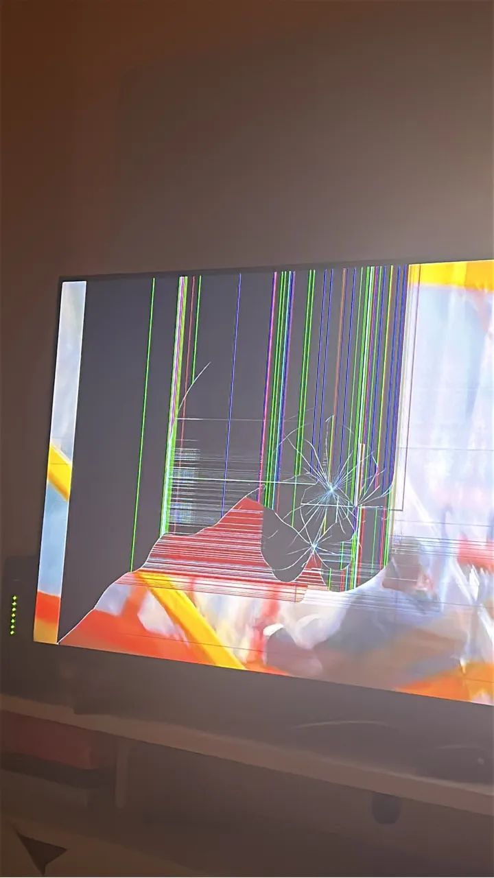 Tv Samsung 50 polegadas oito meses de uso com a tela quebrada vendo para retirar peças  - Foto 2