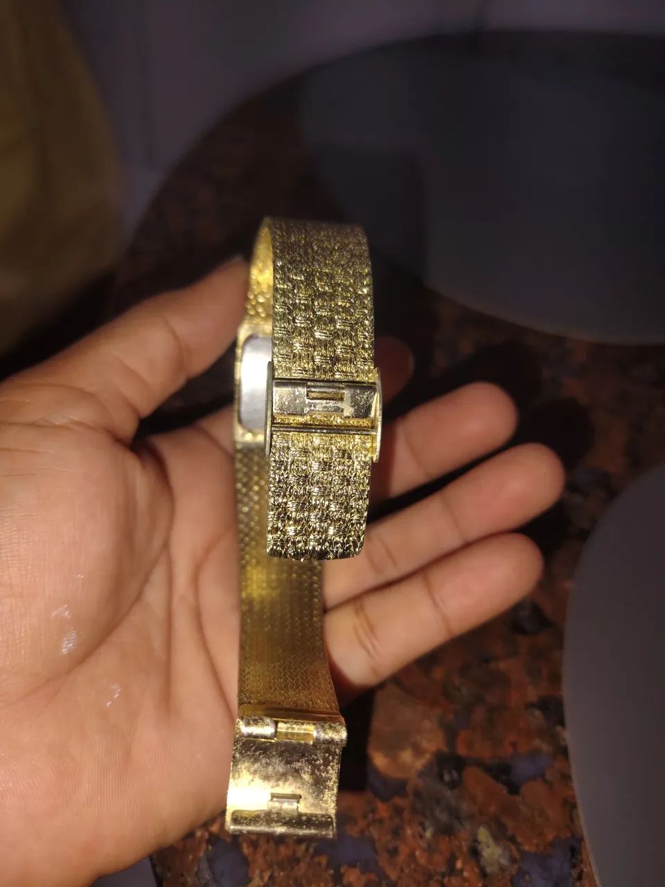 Um relógio manhado a ouro  - Foto 2