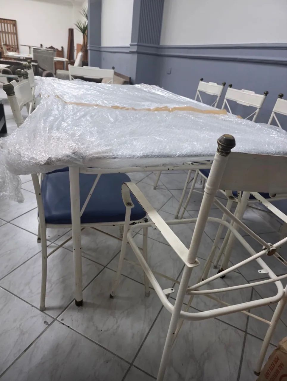 Mesa de jantar com 8 cadeiras, metal e vidro