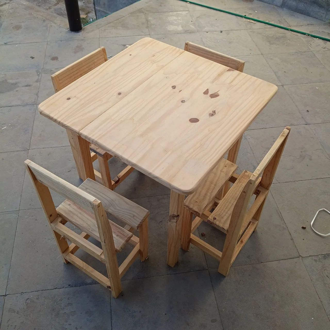 Mesa e cadeiras infantil 