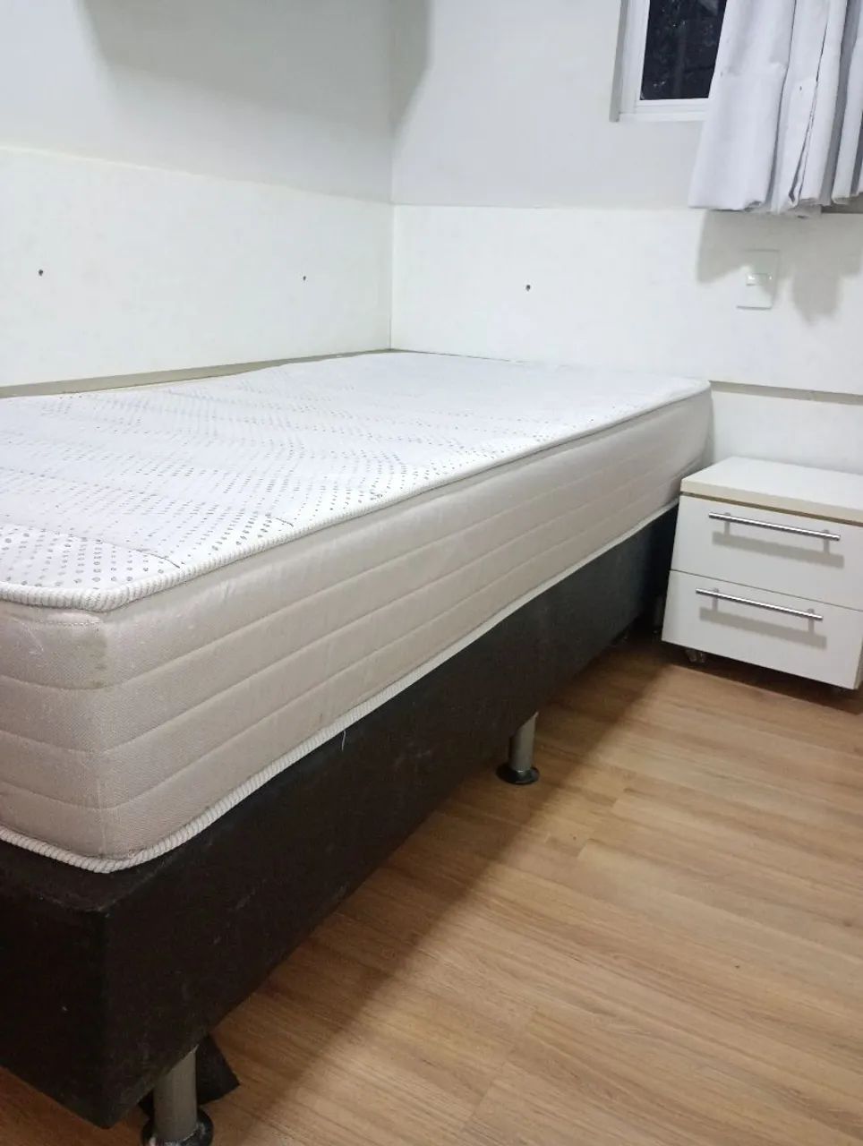 Vendo 2 camas solteiros com colchão 