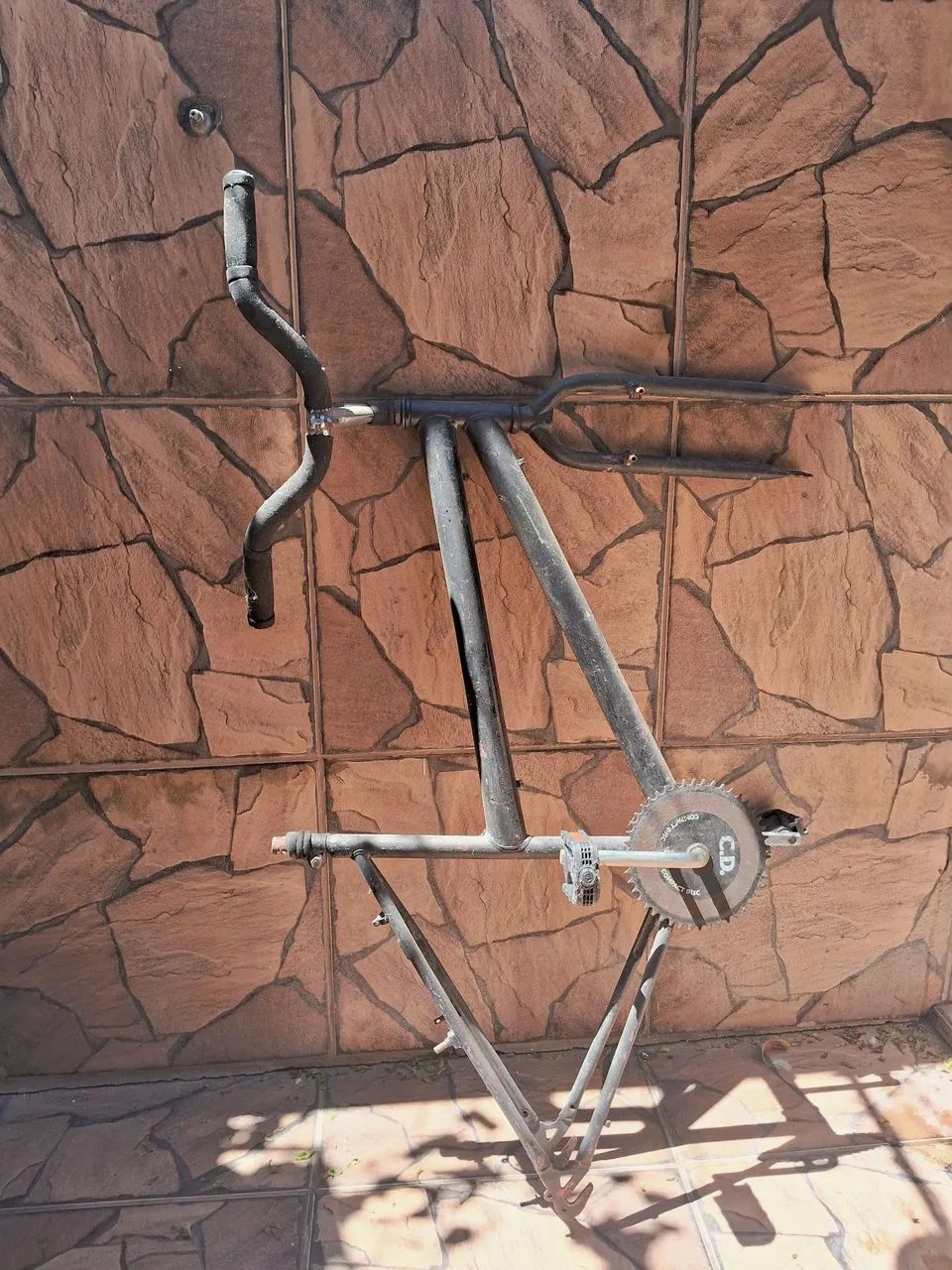 Quadro de bicicleta com guidão e pedal - Foto 2
