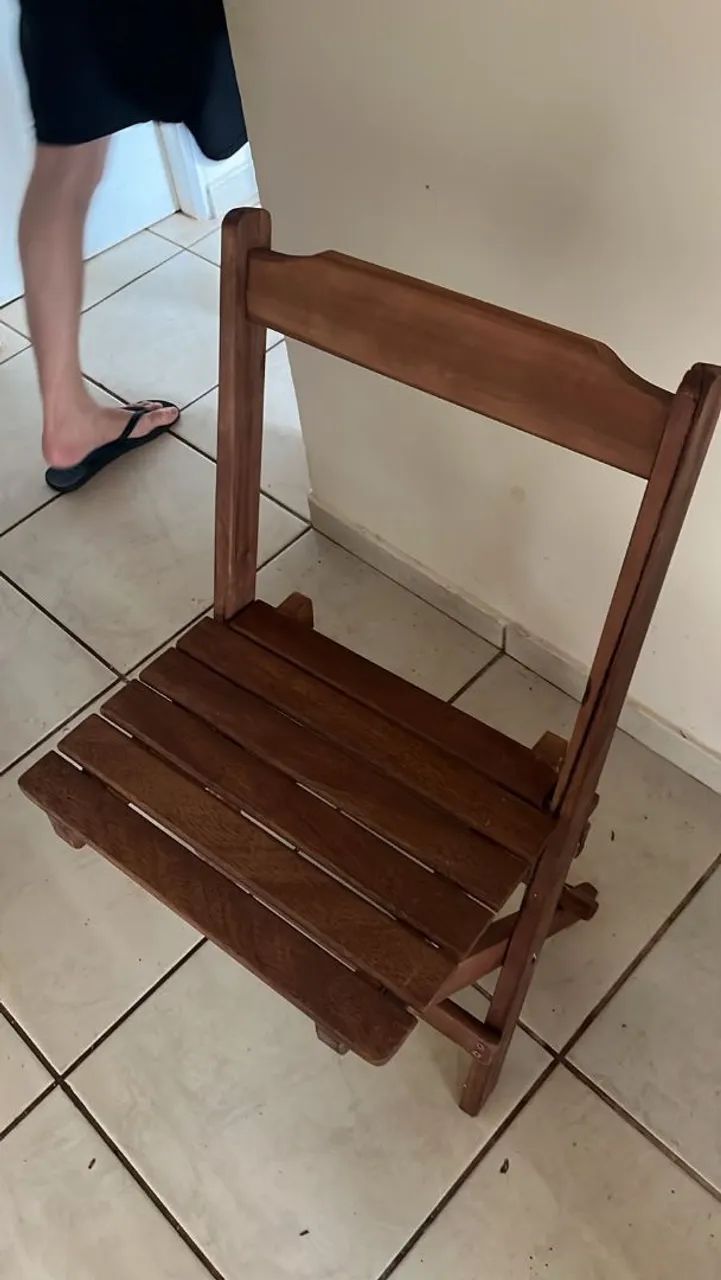 Jogo de mesa de madeira com 4 cadeiras  - Foto 2