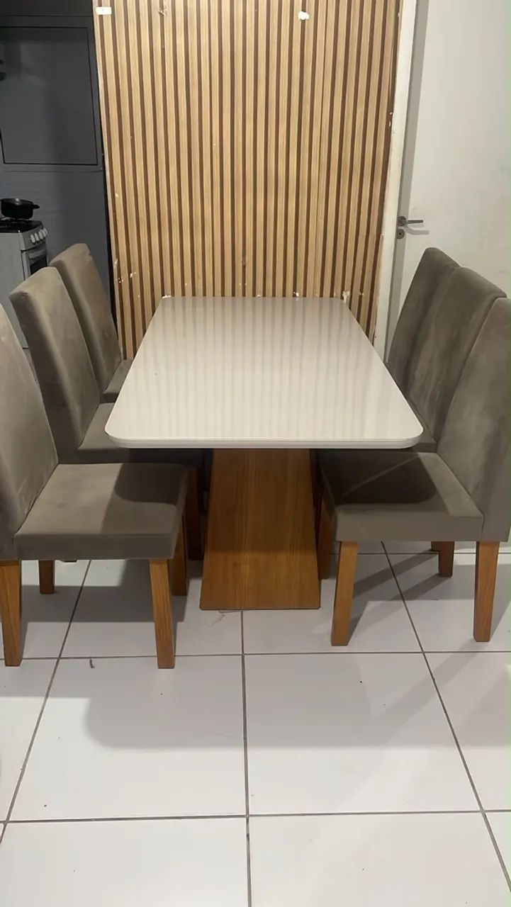 Mesa com 6 cadeiras conservadas 