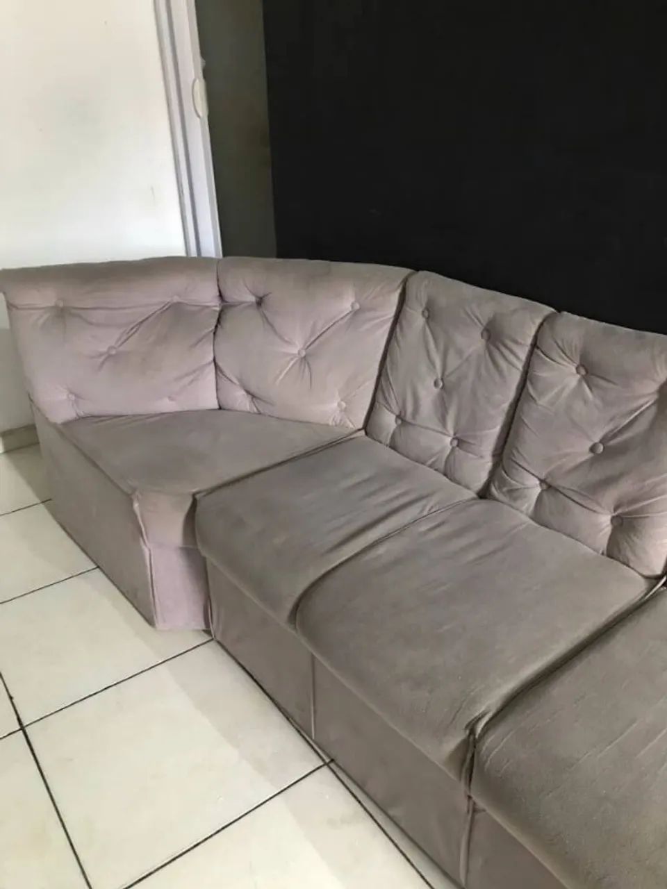 Sofá retrátil de canto com 6 lugares, em tecido suede e acabamento capitonê. - Foto 4