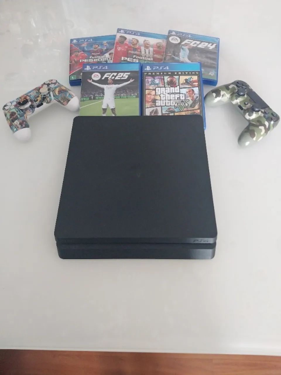 PS4 --- 500Gb com 2 controles + 5 jogos 