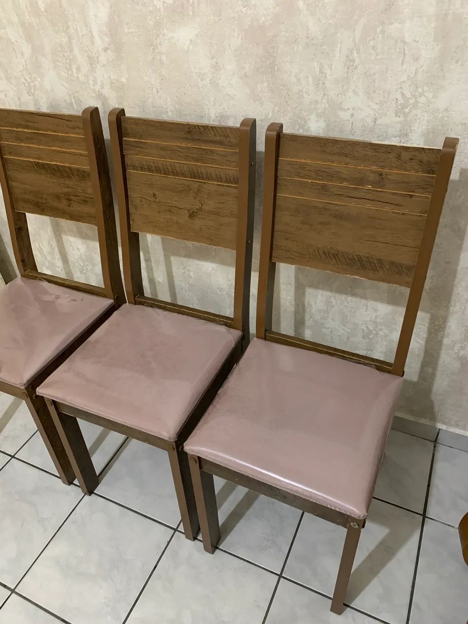 (03) CADEIRAS DE JANTAR AMADEIRADAS ESTOFADO EM VELUDO - Foto 3