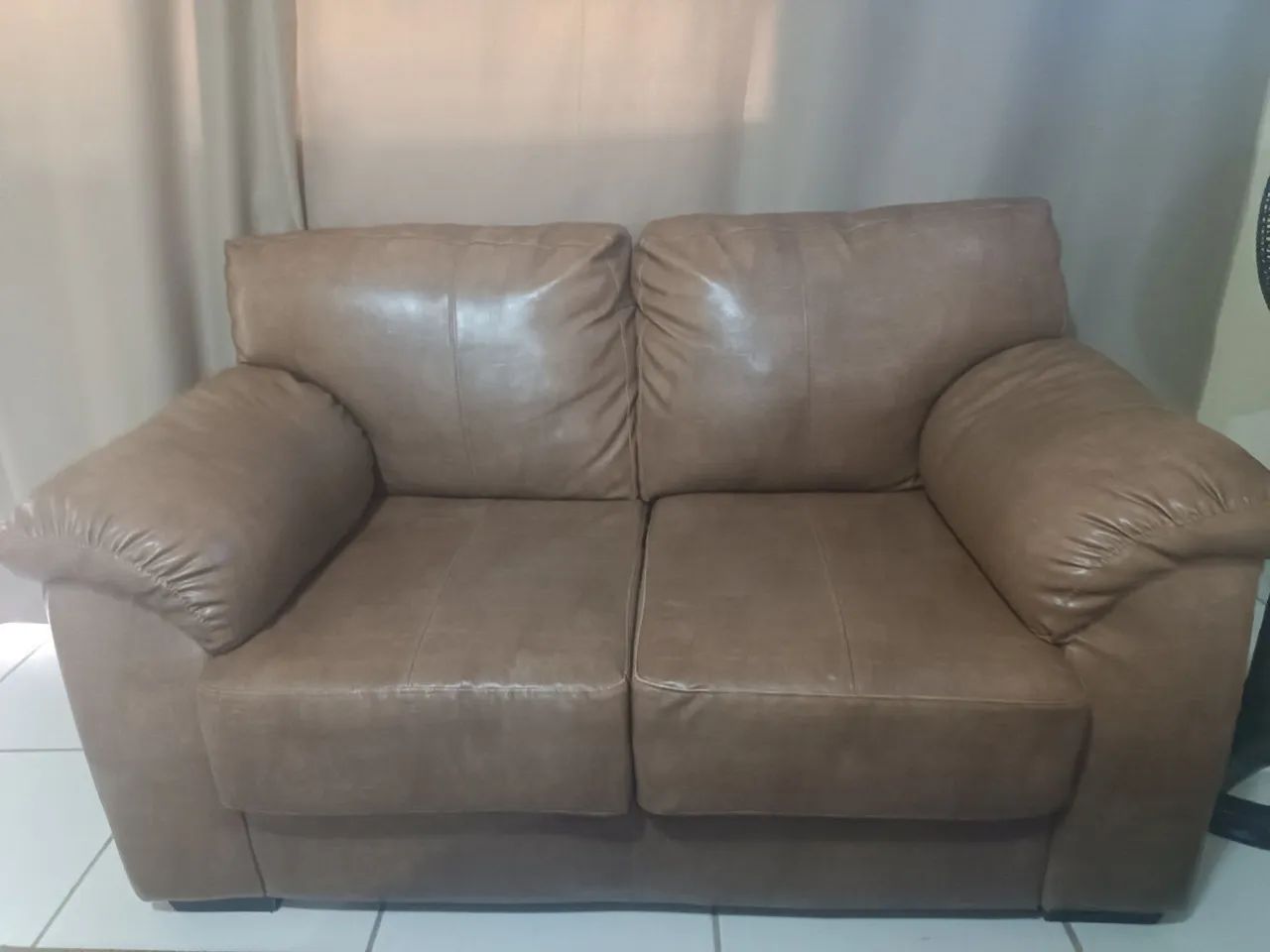 Vendo sofá dois lugares (Estofado novo)