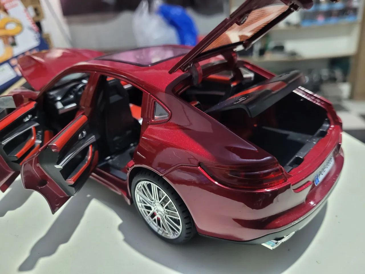 Miniatura Porsche Panamera 1/18 - Foto 4