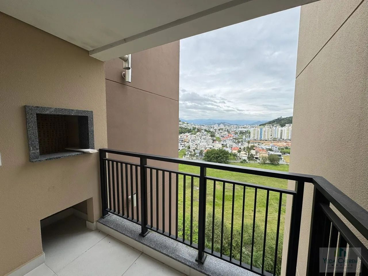 Apartamento com 2 dormitórios e sacada com churrasqueira na Pedra Branca - Foto 4