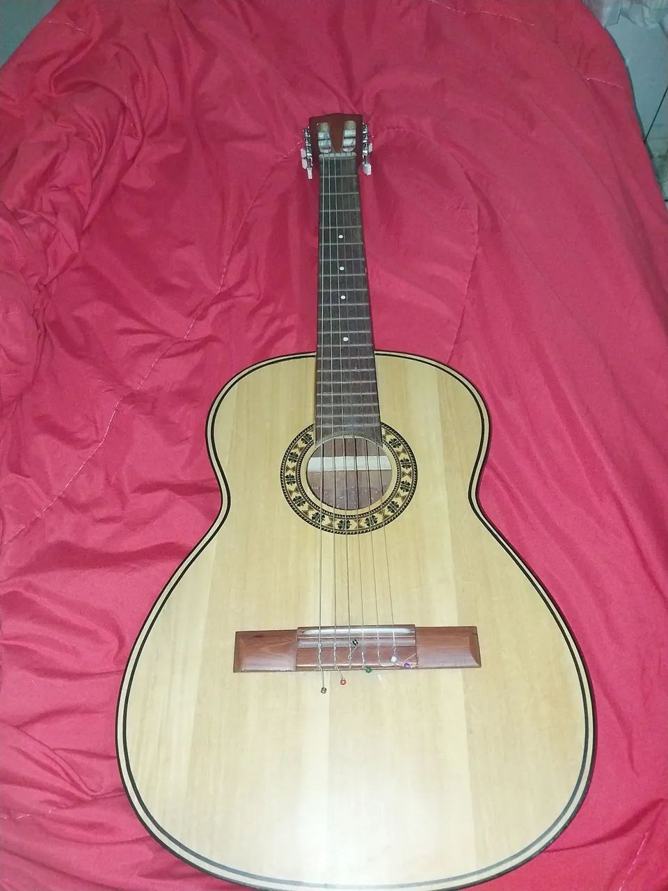 Violão em bom estado