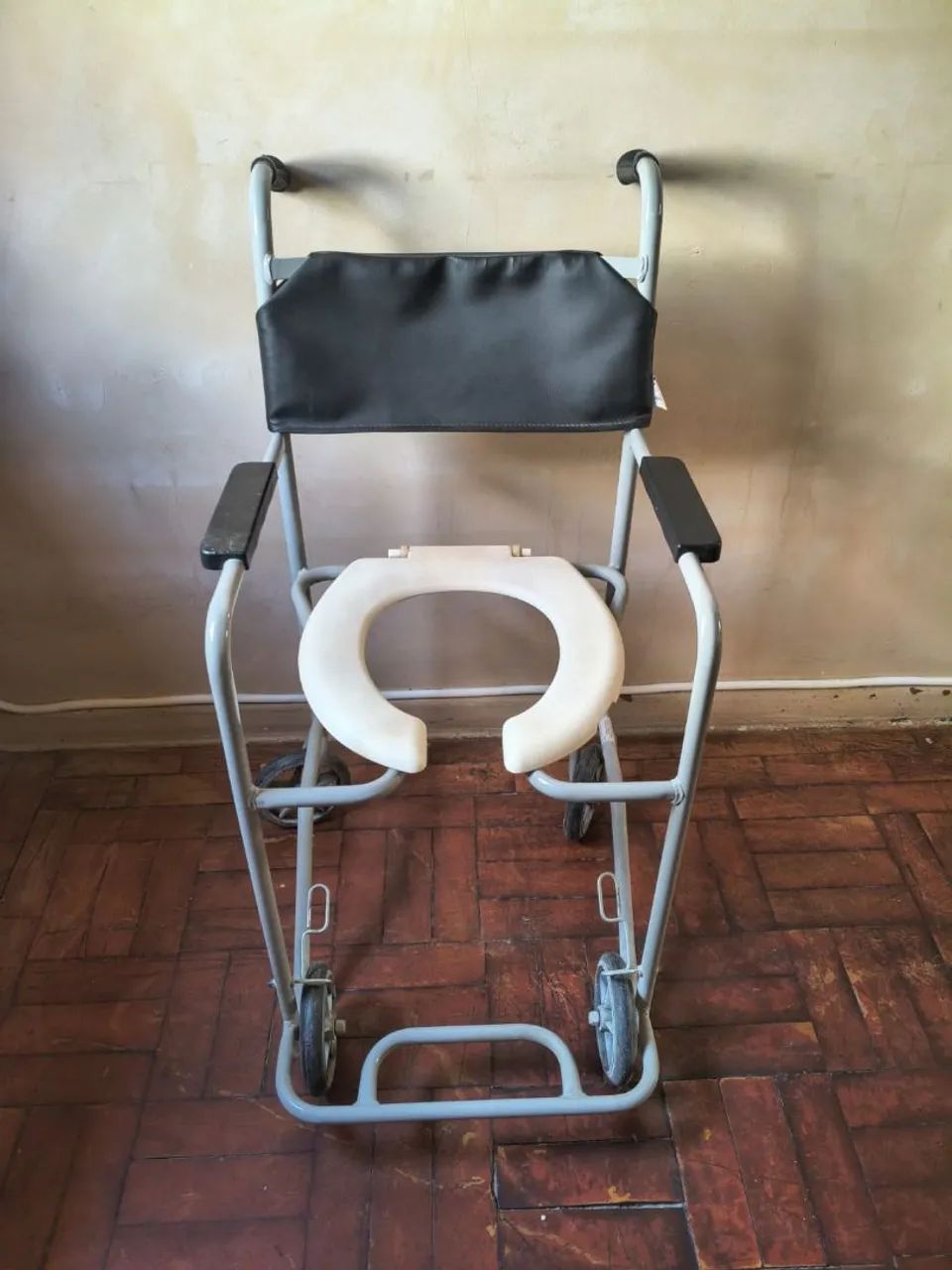 Cadeira de Banho e cadeira de rodas - Foto 2
