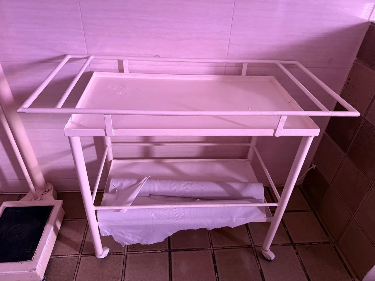 Mesa de suporte móvel (4 rodas) em cor branca