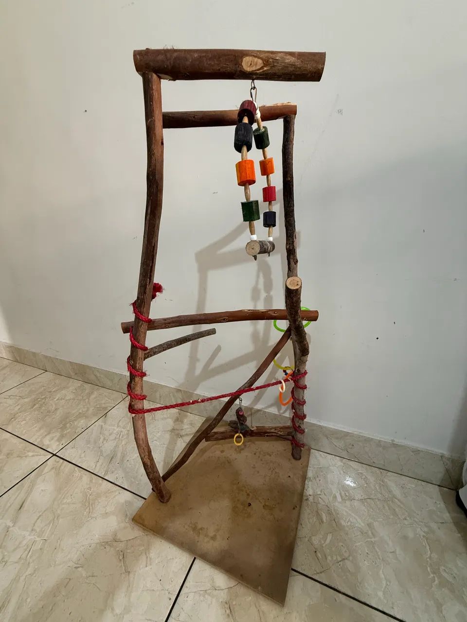 Playground Poleiro para Aves em Madeira Natural com Brinquedos