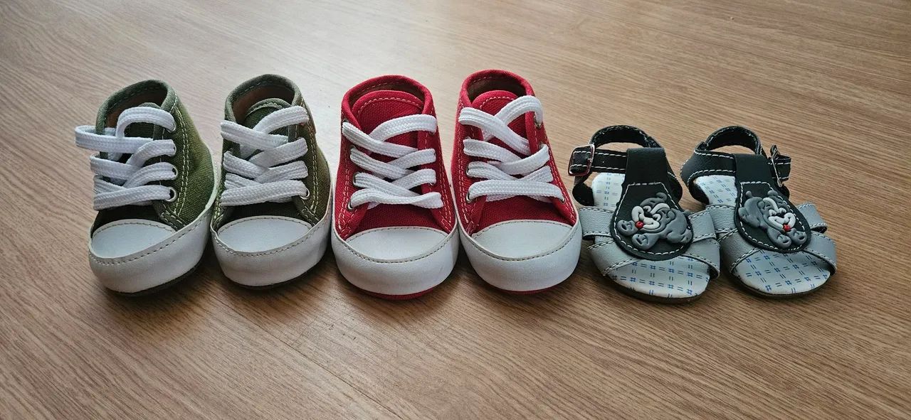 3 pares de sapatos para bebê