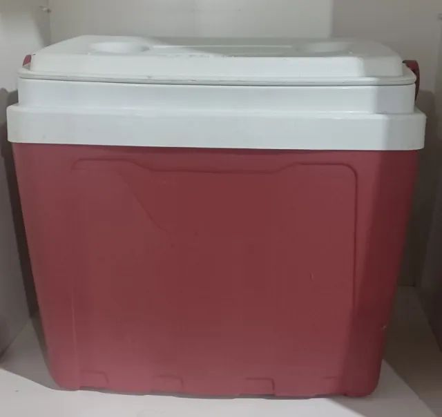 Cooler de 30 litros, vermelho.