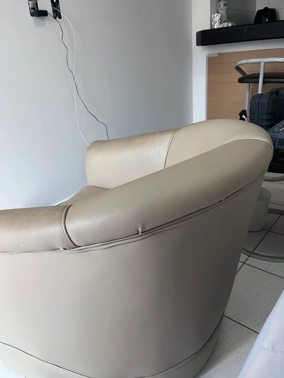 Poltrona belíssima de couro em bom estado  - Foto 3