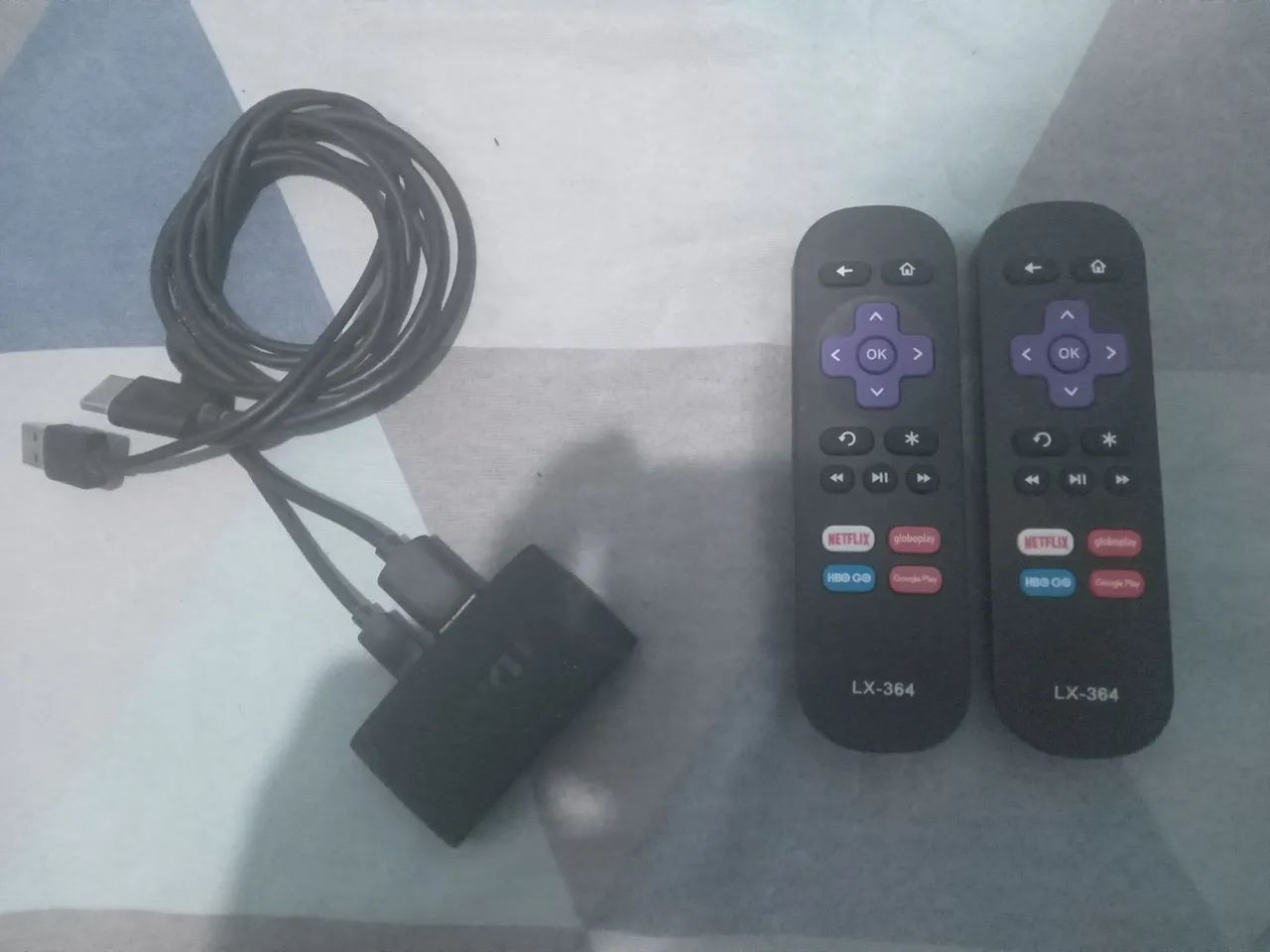 dispositivo para tv e projetor roku tv . funciona perfeitamente. com dois controles.   - Foto 2