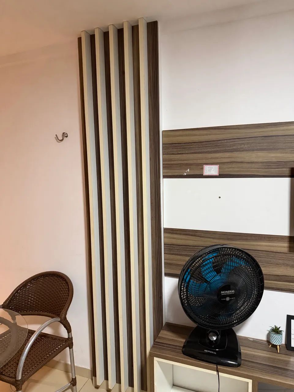 Painel com rack e ripado
