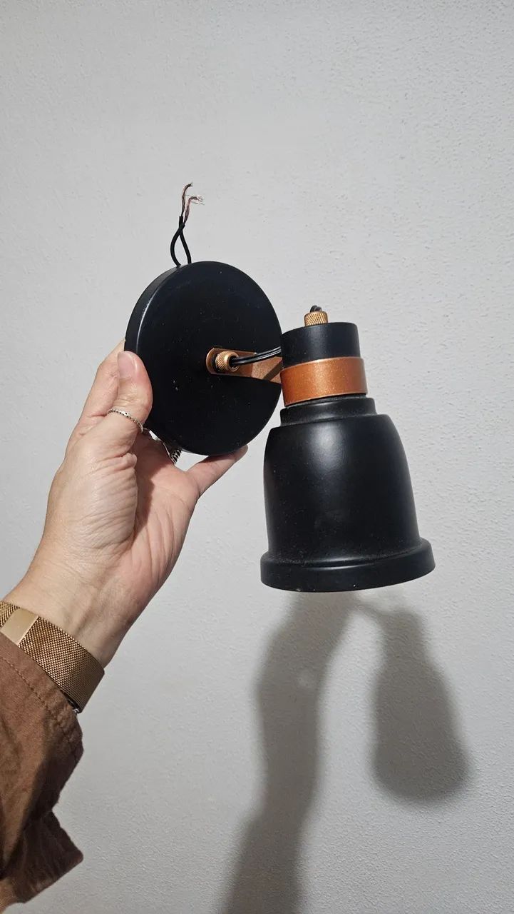 Luminária direcionável preta com bronze  - Foto 2