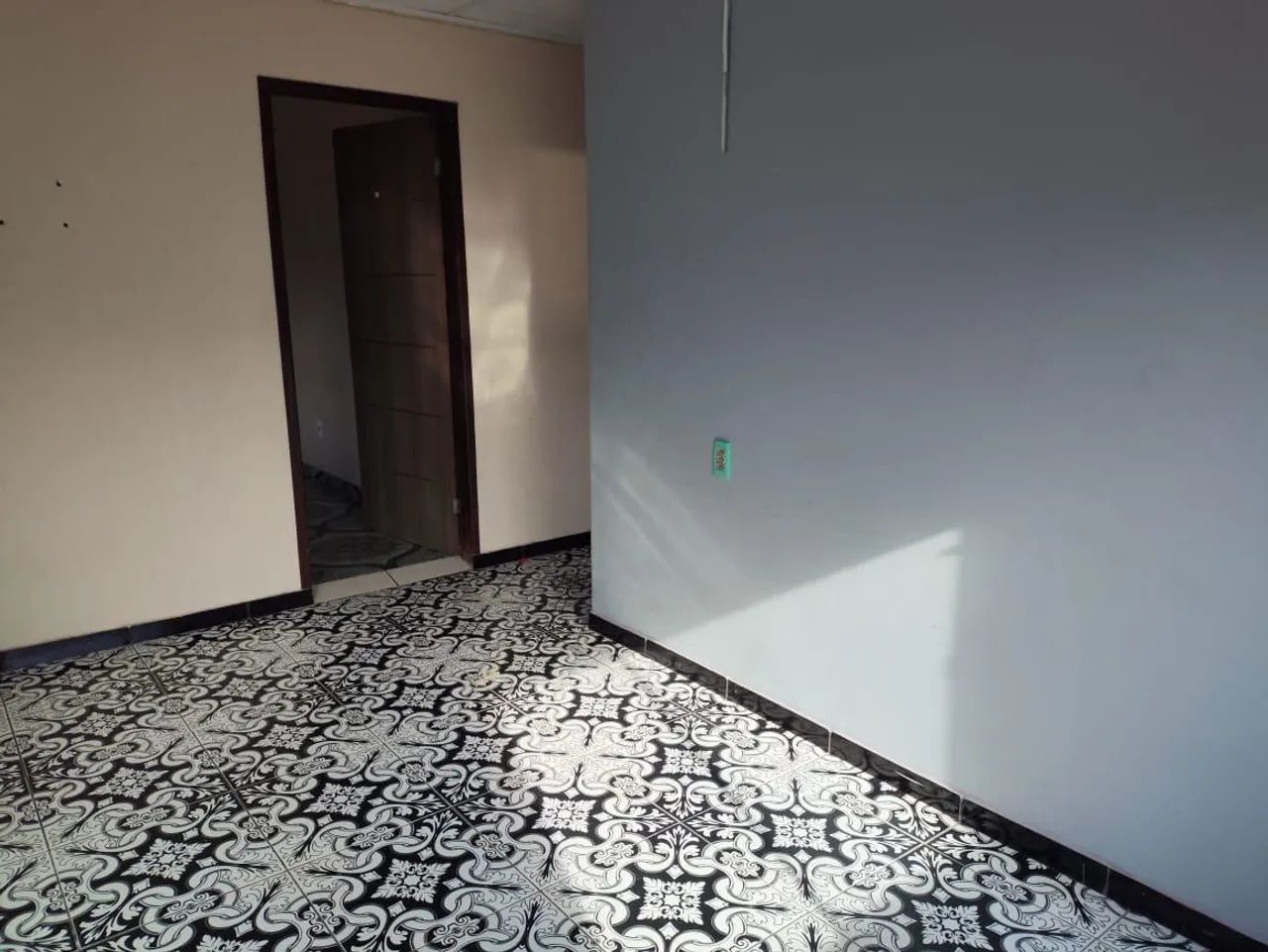Alugo casa , com garagem e 3 quartos 